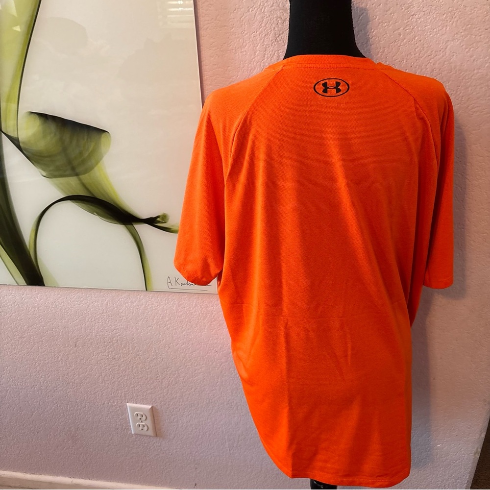 Under Armour shirt size XL has a stain - Picture 4 of 5